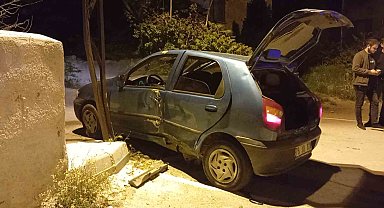 Dur ihtarına uymayan otomobil direğe çarparak durabildi