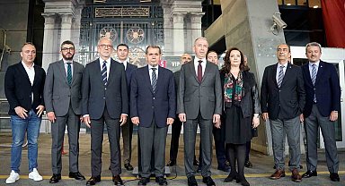 Dursun Özbek listesini divan kuruluna teslim etti