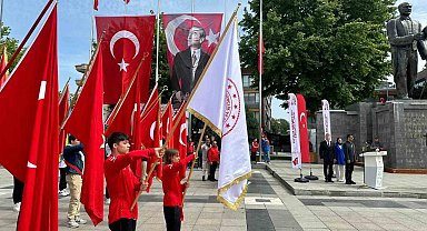 Düzce'de 19 Mayıs kutlamaları Atatürk Anıtı'ndaki törenle başladı