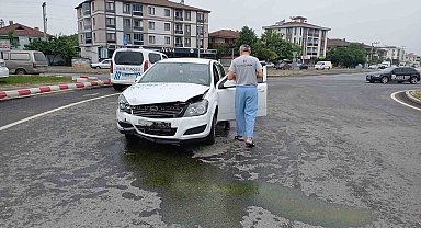 Düzce'de kaza sonrası refüje çıkan otomobil ağaca çarptı: 2 yaralı