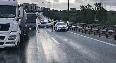 Edirne'de bariyerlere çarpan otomobilin sürücüsü yaralandı