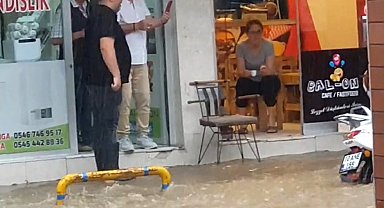 Edremit'te esnaf seli kahve içerek seyretti