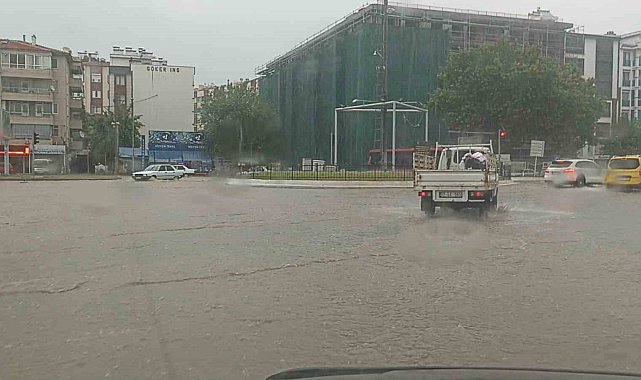 Edremit'te sağanak yağış yolları göle çevirdi