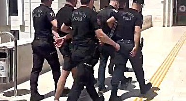 Edremit'te taksiciyi dövdüler, telefonu alıp kaçarken polise yakalandılar