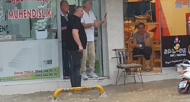 Edremit'te yağıştan dolayı birçok işyerini su bastı