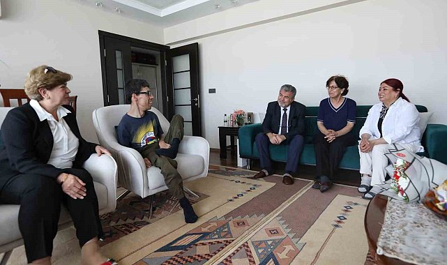 Efeler'den engelli annesini duygulandıran ziyaret