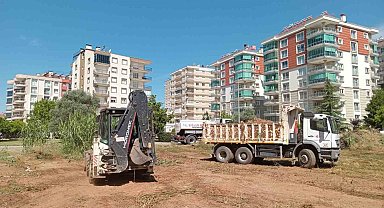 Efeler'in ekipleri yangın riskine karşı çalışmalarını sürdürüyor