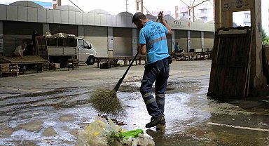 Efeler'in semt pazar alanları temizleniyor