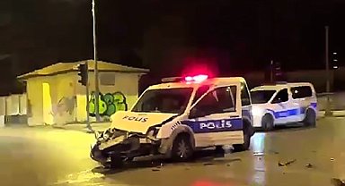 Ekip aracı ile otomobilin karıştığı kaza kameralara yansıdı