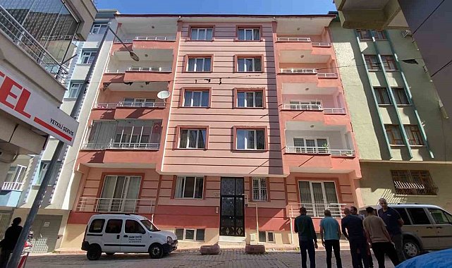 Elazığ'da 4. kattan park halindeki otomobilin üzerine düşen kadın hayatını kaybetti