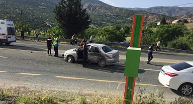 Elazığ'da trafik kazası: Çarpışan otomobillerden biri alev alev yandı, 1 kişi öldü 6 kişi yaralandı