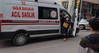 Elektrik direğine çarpan otomobil hurdaya döndü, direk yerinden bile oynamadı