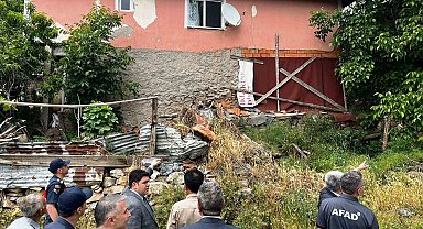 Emet'te heyelan nedeniyle yıkılması gereken binalar yerinde incelendi