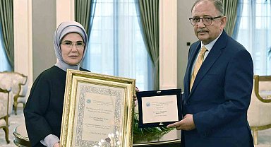 Emine Erdoğan, "Sıfır Atık" projesine verilen AKDENİZ-PA ödülünü teslim aldı