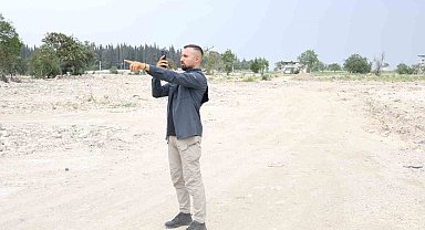 Enkaz kentin sokaklarını gezerek görüntüleyen fenomen genç, hemşehrilerinin memleket özlemini gideriyor
