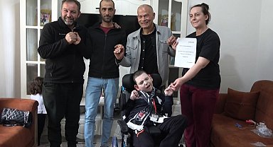 Epilepsi hastası çocuğa Almanya'dan tekerlekli sandalye
