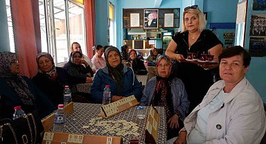 Erkeklerin giremediği kıraathanede kadınlar okeye döndü