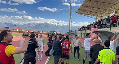 Erzincan'da amatör lig maçında kavga çıktı