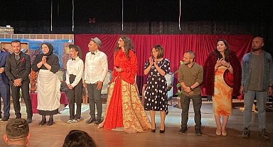 Erzincan'da "İhtiyar Kız" isimli komedi oyunu sahnelendi