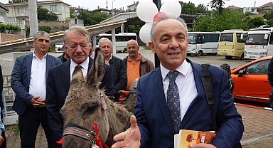 Eşekle köy köy gezip kitap dağıtıyor