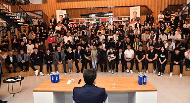 Esenyurt Belediye Başkanı Özer, gençlere kariyer yıllarını anlattı