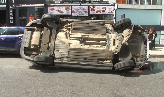 Esenyurt'ta araçlara çarparak yan yatan alkollü sürücünün kullandığı araç kamerada