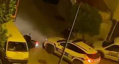 Esenyurt'ta çaldığı motosikletle kaçarken kaza yapan şahıs ile polis arasında kovalamaca kamerada