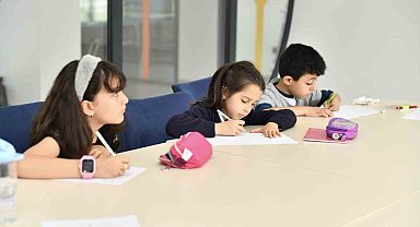 Esenyurt'ta Çocuk Üniversitesi'nde çocuklar verimli vakit geçirirken öğreniyor