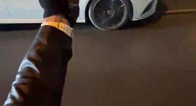 Esenyurt'ta seyir halindeki otomobil ile motosikletli arasındaki tehlikeli inatlaşma kamerada