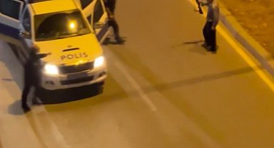 Eşini öldürüp oğlunu yaraladıktan sonra elinde tüfekle sokak boyunca damadını aradı