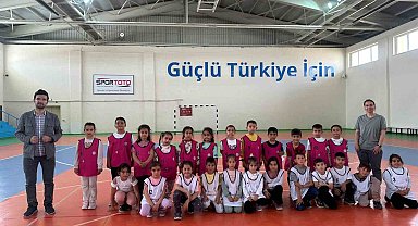 Eskil'de geleneksel çocuk oyunları oynanıyor