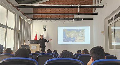 Eskişehir'deki proje okulları için düzenlenen 'Yer Küre Üzerine Bilim Sohbetleri' devam ediyor