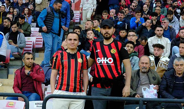 Eskişehirspor taraftarı Anadolu Üniversitesi Spor Kulübü'nü yalnız bırakmadı