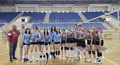 ESTÜ'de voleybol kupaları sahiplerini buldu