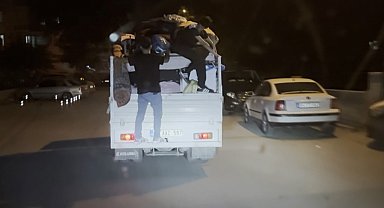 Eşya yüklü kamyonetin kasasında tehlikeli yolculuk kamerada