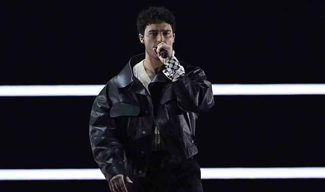 Eurovision'da şarkısını bileğindeki kefiye ile seslendirdi