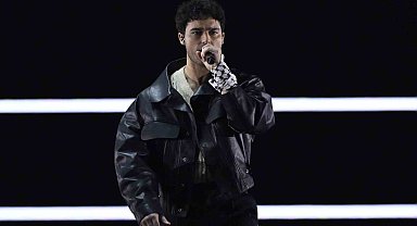 Eurovision'da şarkısını bileğindeki kefiye ile seslendirdi