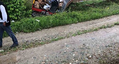 Ev eşyası taşıyan kamyon tarlaya uçtu: 2 yaralı