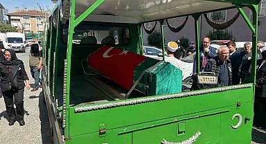 Eyüpsultan'da öğrenci tarafından öldürülen okul müdürü helallik alınması için evine getirildi