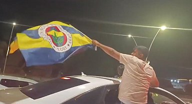Ezeli rakiplerin taraftarları şampiyonluğu birlikte kutladı
