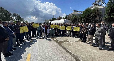 Fabrikanın dereye bıraktığı atık, mahalleliye eylem yaptırdı