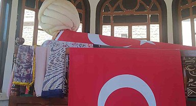 Fatih'in komutanlarından Zağnos Paşa'nın türbesi bayraklarla donatıldı