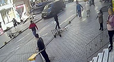 Fatih'te faciadan dönülen kaza kamerada: Kaldırıma çıkan minibüs direği devirip, vitrine çarptı