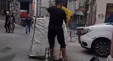 Fatih'te kağıt toplayıcısının hilesi kamerada: Ağır gelsin diye kovayla su döktüler