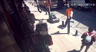 Fatih'te kendisinden alışveriş yapmayan turisti bıçaklayıp kaçtı: O anlar kamerada