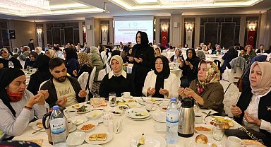 Fatma Betül Sayan Kaya, depremde çocuklarını kaybetmiş annelerle bir araya geldi