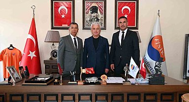 Finike Belediyesi'nde başkan yardımcıları değişti