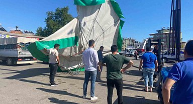 Fırtına toptancı halinde şemsiyeleri devirdi, bir araçta maddi hasar oluştu
