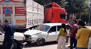 Freni tutmayan tır, çocuk parkı önündeki araçlara çarparak durabildi