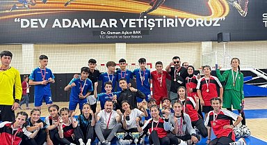 Futsal il birinciliği turnuvasında Mazıdağı Anadolu Lisesi 2 kategoride şampiyon oldu